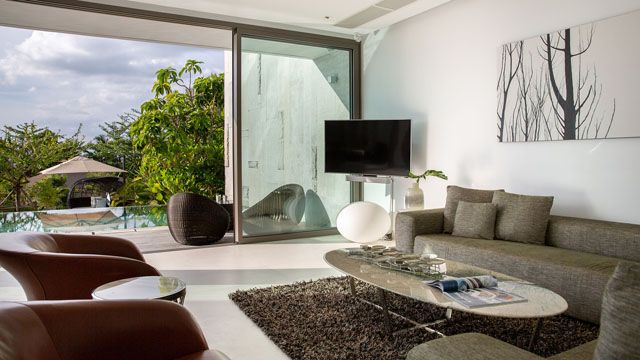 Malaiwana Patio Duplex - Comfortable living area by the pool